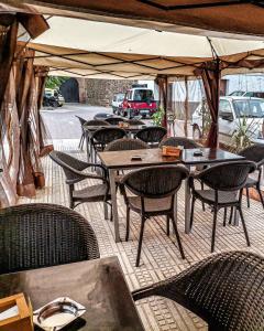 Reštaurácia alebo iné gastronomické zariadenie v ubytovaní HOTEL RURAL TOCAMPAVI