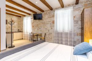 een slaapkamer met een kingsize bed in een kamer bij The 3 Figs in Poreč