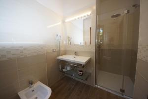 Bilik mandi di Hotel Alpi