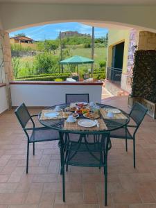 een tafel met borden eten op een patio bij Il Nido Delle Rondini in Grottole