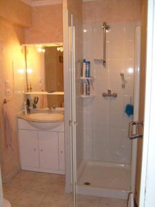 y baño con ducha y lavamanos. en Pied à Terre Marseille 11°, en Marsella