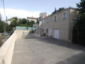 ein Haus mit einer Auffahrt vor einem Gebäude in der Unterkunft Pied à Terre Marseille 11° in Marseille