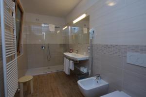 Bilik mandi di Hotel Alpi