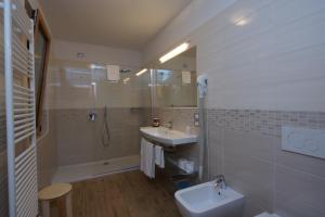 Bilik mandi di Hotel Alpi