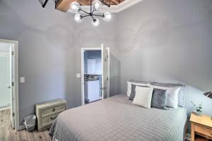 En eller flere senger på et rom på Modern Grand Haven Condo - Steps to Downtown!