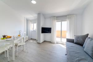 Televízia a/alebo spoločenská miestnosť v ubytovaní Apartamentos “Mar de Coral” Aguadulce