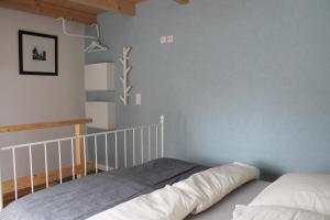 Un pat sau paturi într-o cameră la Ferienhaus an der Salzkirche