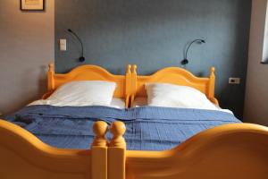 Un pat sau paturi într-o cameră la Ferienhaus an der Salzkirche