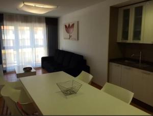 sala de estar con mesa blanca y sillas en Apartment - 2 Bedrooms - 02447, en Malpica de Bergantiños