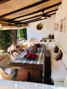 een woonkamer met een houten tafel en banken bij Peace & Tranquility, Sotogrande, Spain in Sotogrande