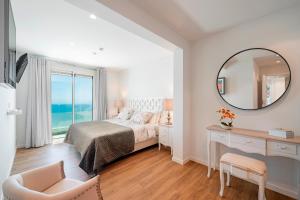 Postel nebo postele na pokoji v ubytování OurMadeira - GrandView, contemporary