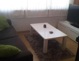 - Mesa de centro blanca en la sala de estar con sofá en Apartment - 3 Bedrooms with WiFi - 02597, en A Coruña