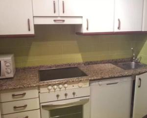 Una cocina o zona de cocina en Apartment - 3 Bedrooms with WiFi - 02597