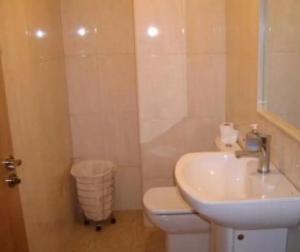 Un baño de Apartment - 3 Bedrooms with WiFi - 02597