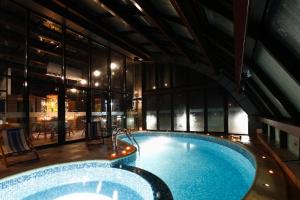 uma grande piscina num edifício em Evridika Hotel em Devin