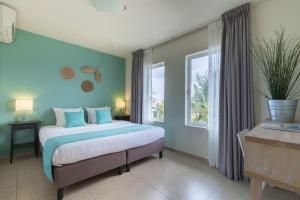 Łóżko lub łóżka w pokoju w obiekcie Dolphin Suites & Wellness Curacao