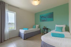 Łóżko lub łóżka w pokoju w obiekcie Dolphin Suites & Wellness Curacao