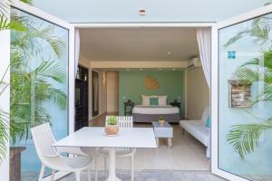 Łóżko lub łóżka w pokoju w obiekcie Dolphin Suites & Wellness Curacao