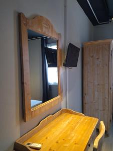 espejo y mesa de madera en una habitación en Le Coltie - affittacamere e appartamenti, en Venturina Terme