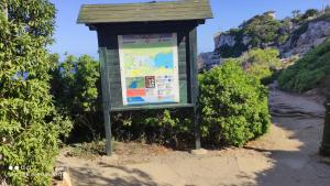 una señal en el costado de un camino de tierra en Residencia Santiago Mallorca, en Cala Figuera