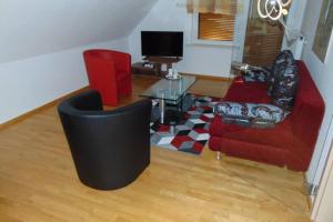 sala de estar con 2 sillas y mesa en Haus Tanja in der Kurstadt Bad Eilsen, en Bad Eilsen