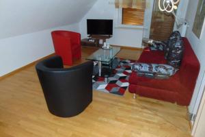 a living room with two chairs and a table at Haus Tanja in der Kurstadt Bad Eilsen in Bad Eilsen