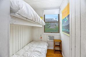 Habitación pequeña con cama y ventana en Robbins Rest Retreat, en Ocean Beach