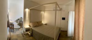 um quarto com uma cama de dossel em Casale Amendolagine em Terlizzi