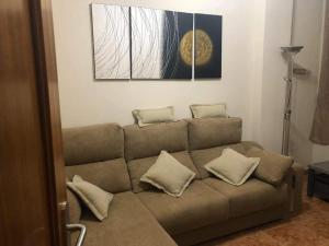 sala de estar con sofá y almohadas en LAS CANTERAS, en Las Palmas de Gran Canaria