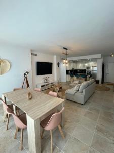 - un salon avec une table et un canapé dans l'établissement Luxurious, Confy & Sunny in the hearth of Puerto Banùs Marina, à Marbella