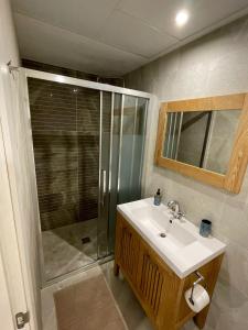La salle de bains est pourvue d'un lavabo et d'une douche. dans l'établissement Luxurious, Confy & Sunny in the hearth of Puerto Banùs Marina, à Marbella