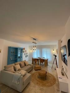 - un salon avec un canapé et une table dans l'établissement Luxurious, Confy & Sunny in the hearth of Puerto Banùs Marina, à Marbella