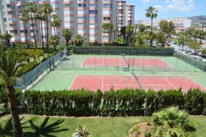 Tenis alebo squash v ubytovaní Apartamento ValentinaBeach alebo jeho okolí