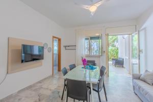 Μια τηλεόραση ή/και κέντρο ψυχαγωγίας στο Villa Asami