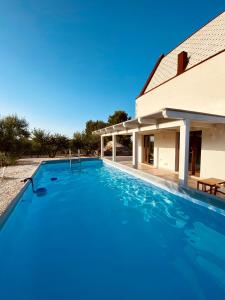 uma piscina em frente a uma casa em Casale Amendolagine em Terlizzi