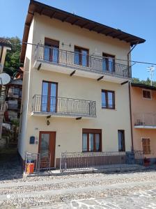 ein Haus mit Balkon an der Seite in der Unterkunft Da nonna Pina in Cossogno