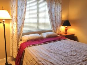 - une chambre avec un lit et une fenêtre avec des rideaux dans l'établissement Enchanted room, à Las Vegas