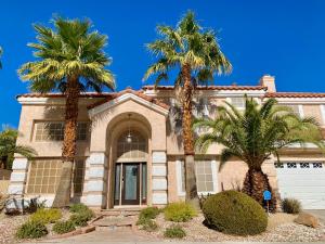 une maison avec deux palmiers devant elle dans l'établissement Enchanted room, à Las Vegas