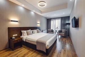 Rúm í herbergi á Crystal Hotel & SPA