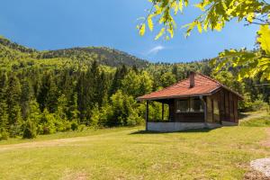 a small building in the middle of a field at Bogu iza nogu 1 in Rastište