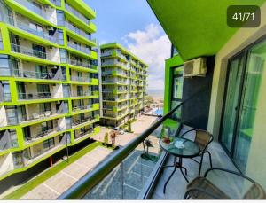 Balkón nebo terasa v ubytování BEA APARTAMENT ON THE BEACH -Mamaia Nord
