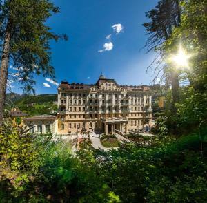 un gran edificio en medio de un bosque en Belle Époque Panorama Apartment, en Bad Gastein