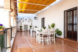 ein Esszimmer mit Tisch und Stühlen in der Unterkunft Puerta de la Luna in Córdoba