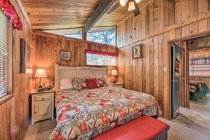 Ein Bett oder Betten in einem Zimmer der Unterkunft Quiet Retreat with Hot Tub - 16 Miles to Ski Apache!