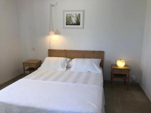 Voodi või voodid majutusasutuse Chambre hôtes Les Garrigues CUCURON toas