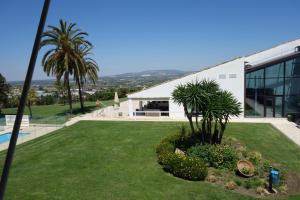 a house with a yard with a palm tree at Parador de Antequera in Antequera