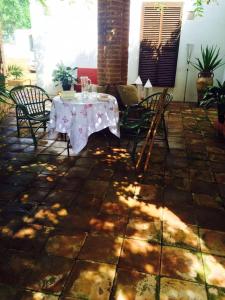 una mesa y sillas en un patio en 7 bedrooms villa with private pool enclosed garden and wifi at Cordoba, en Córdoba