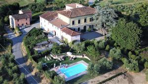 vista aerea di una casa con piscina di Casa "IL BRIO" a Pistoia