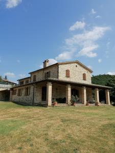 an old stone house with a large yard at CASA LINARA in Frontino