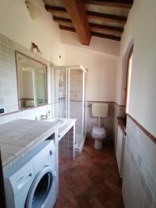 a bathroom with a washing machine and a toilet at CASA LINARA in Frontino